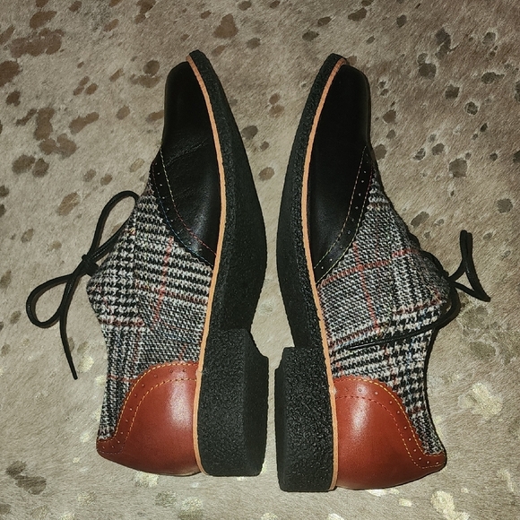 Stylish Plaid Flats with Black and Brown Accents - Picture 5 of 9